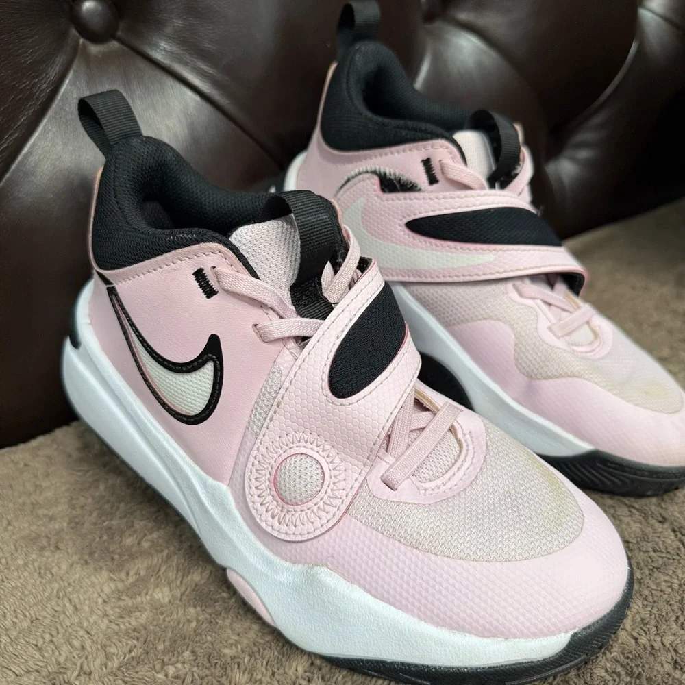 Nike Pink and Black Sneakers Modern Athletic Design